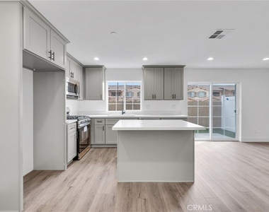 16385 Valencia Avenue - Photo Thumbnail 7