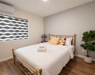 559 E Juanita Avenue - Photo Thumbnail 7