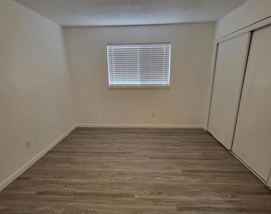 4001 Mozart Dr - Photo Thumbnail 7