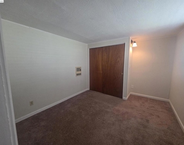 3851 Vineyard Ave - Photo Thumbnail 11