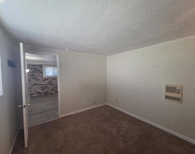 3851 Vineyard Ave - Photo Thumbnail 10