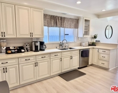 6605 S Sherbourne Drive - Photo Thumbnail 11