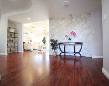 6605 S Sherbourne Drive - Photo Thumbnail 2