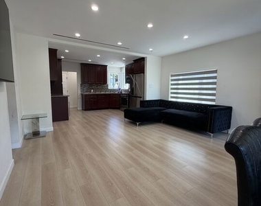 8561 Kyle Street - Photo Thumbnail 5