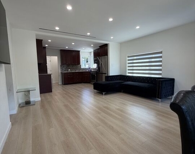 8561 Kyle Street - Photo Thumbnail 8