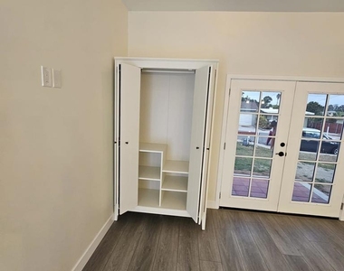 2702 Grove St - Photo Thumbnail 5