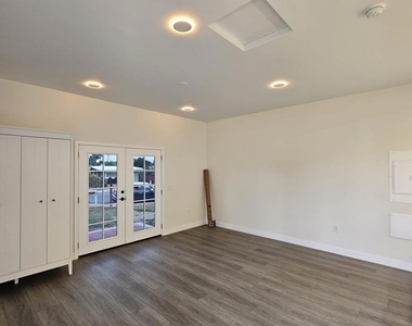 2702 Grove St - Photo Thumbnail 4