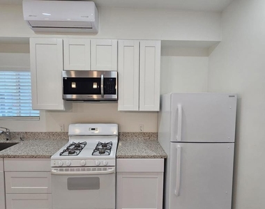 2702 Grove St - Photo Thumbnail 3