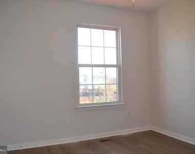7104 Collinsworth Place - Photo Thumbnail 12