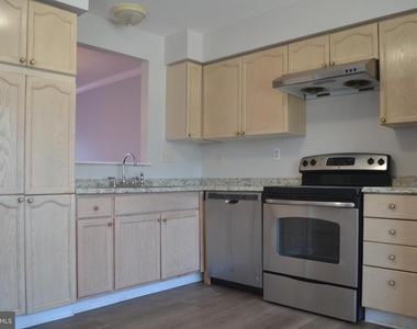 7104 Collinsworth Place - Photo Thumbnail 4
