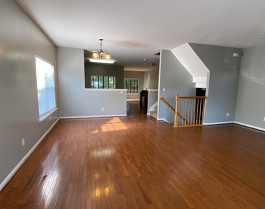 2810 Barrymore Street - Photo Thumbnail 4