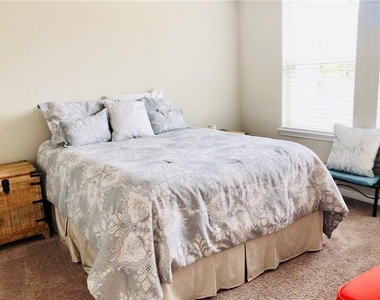 2304 S Lakeline Blvd - Photo Thumbnail 12