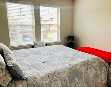 2304 S Lakeline Blvd - Photo Thumbnail 13