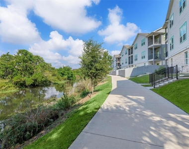 433 Leo Lane Ln - Photo Thumbnail 13