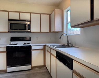 8930 Aspen Place Drive - Photo Thumbnail 6