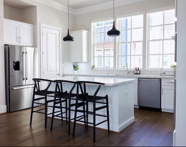 815 Bringhurst Street - Photo Thumbnail 5