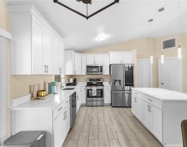 930 Sw 34th Street - Photo Thumbnail 15
