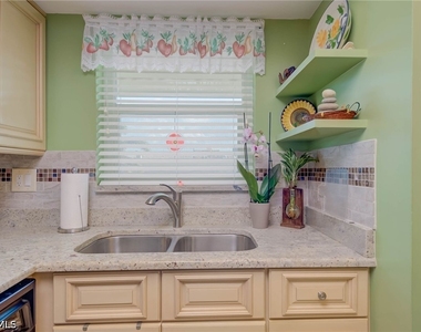 325 Charlemagne Boulevard - Photo Thumbnail 9
