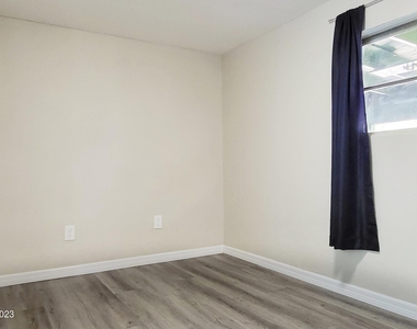 6877 Blue Bonnet Drive - Photo Thumbnail 10