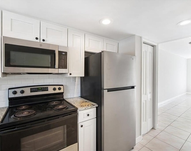811 Russell Lane - Photo Thumbnail 4