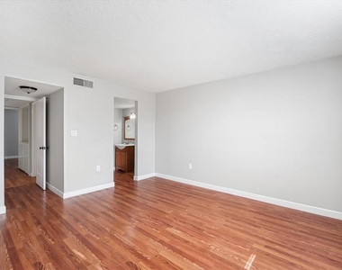 811 Russell Lane - Photo Thumbnail 16