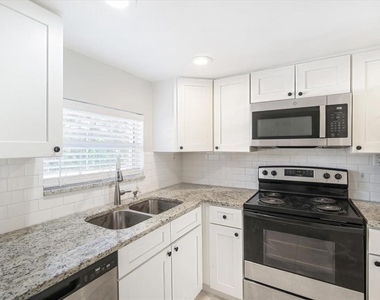 811 Russell Lane - Photo Thumbnail 2