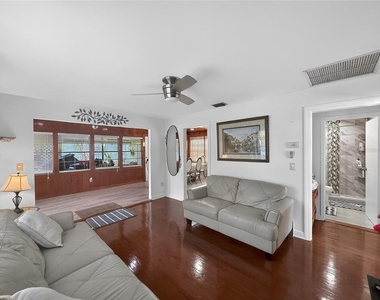 6416 N Orleans Avenue - Photo Thumbnail 9