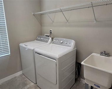 7564 Bishop Square Drive - Photo Thumbnail 22