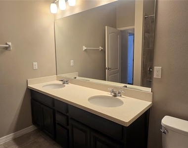 7564 Bishop Square Drive - Photo Thumbnail 10