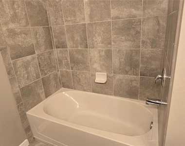 7564 Bishop Square Drive - Photo Thumbnail 8