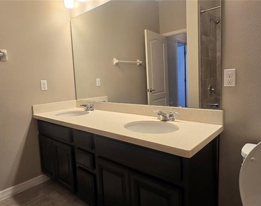 7564 Bishop Square Drive - Photo Thumbnail 9