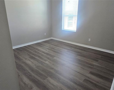7564 Bishop Square Drive - Photo Thumbnail 14