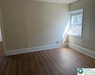1201 E 4th Street - Photo Thumbnail 3