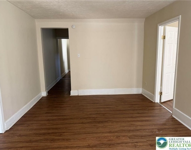 1201 E 4th Street - Photo Thumbnail 8
