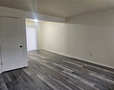 909 Chapel Rd - Photo Thumbnail 4