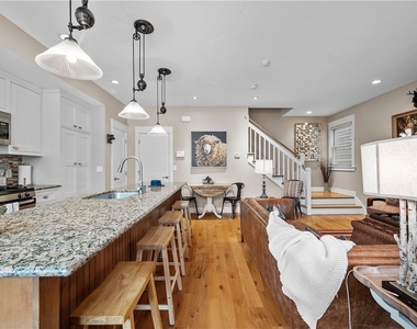 706 Ivy St Unit 2 - Photo Thumbnail 5