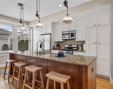 706 Ivy St Unit 2 - Photo Thumbnail 8