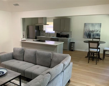 4032 Aragon Drive - Photo Thumbnail 3