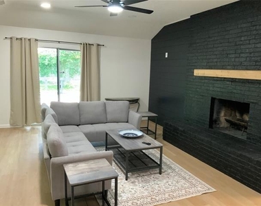 4032 Aragon Drive - Photo Thumbnail 2