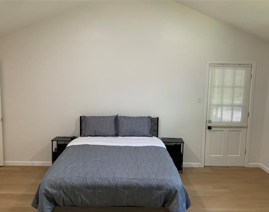 4032 Aragon Drive - Photo Thumbnail 10