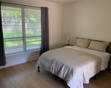 4032 Aragon Drive - Photo Thumbnail 16