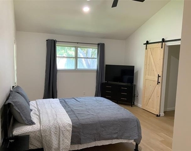 4032 Aragon Drive - Photo Thumbnail 17