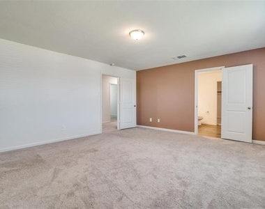 731 Yorkshire Drive - Photo Thumbnail 24