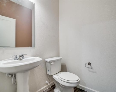 731 Yorkshire Drive - Photo Thumbnail 12