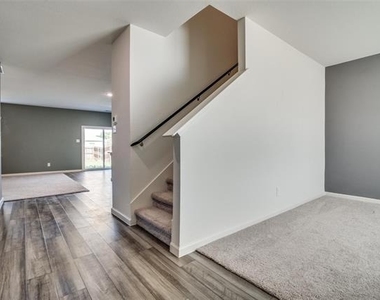 731 Yorkshire Drive - Photo Thumbnail 16
