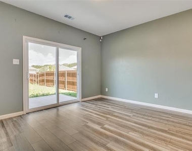 731 Yorkshire Drive - Photo Thumbnail 11