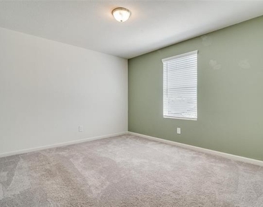 731 Yorkshire Drive - Photo Thumbnail 2