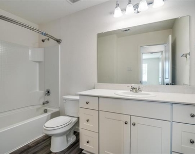 731 Yorkshire Drive - Photo Thumbnail 14