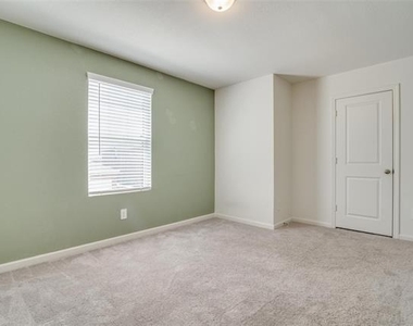 731 Yorkshire Drive - Photo Thumbnail 1