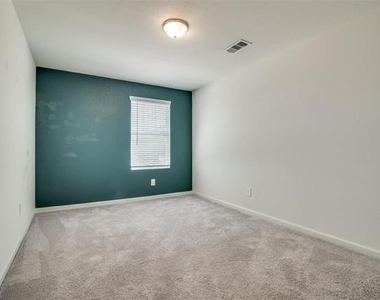 731 Yorkshire Drive - Photo Thumbnail 3